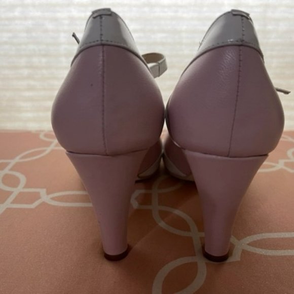 SHOES - Picture 2 of 8